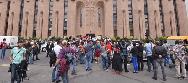 Активисты заблокировали движение улицы Аргишти перед мэрией столицы (10 мая 2018). Ереван Активисты заблокировали движение улицы Аргишти перед мэрией столицы (10 мая 2018). Ереван - Sputnik Արմենիա