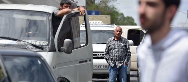 Активисты заблокировали движение улицы Аргишти перед мэрией столицы (10 мая 2018). Ереван - Sputnik Армения
