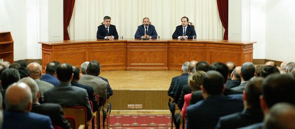 На встрече с руководящим составом СНБ премьер-министр Никол Пашинян педставил нового директора (11 мая 2018). Еревaн - Sputnik Армения