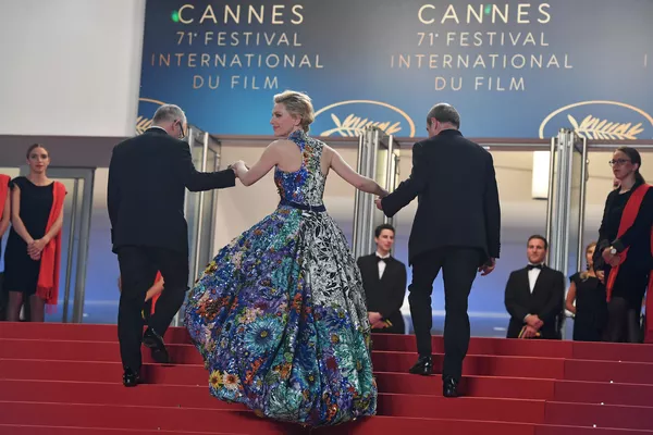 Генеральный директор Каннского кинофестиваля Тьерри Фремо, актриса Кейт Бланшетт и президент Каннского фестиваля Пьер Лескюр на красной дорожке 71-го Каннского кинофестиваля перед премьерой фильма Cold War (10 мая 2018). Канны, Франция Генеральный директор Каннского кинофестиваля Тьерри Фремо, актриса Кейт Бланшетт и президент Каннского фестиваля Пьер Лескюр на красной дорожке 71-го Каннского кинофестиваля перед премьерой фильма Cold War (10 мая 2018). Канны, Франция - Sputnik Армения