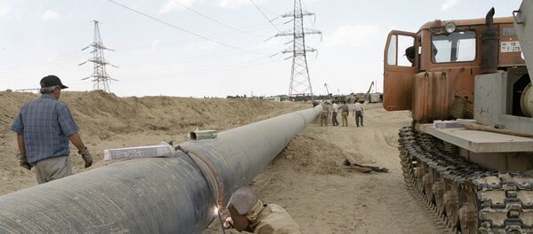 Рабочий производит сварку труб на строительстве нового газопровода в окрестностях Баку. - Sputnik Армения