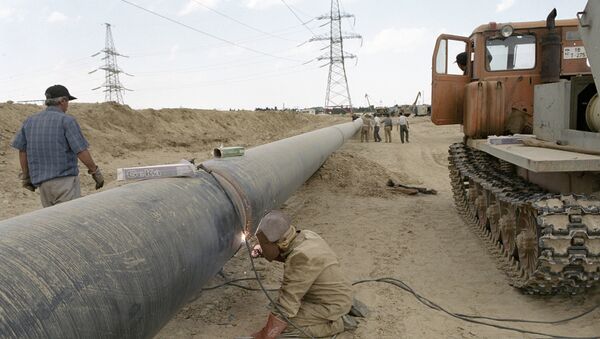 Рабочий производит сварку труб на строительстве нового газопровода в окрестностях Баку. - Sputnik Армения