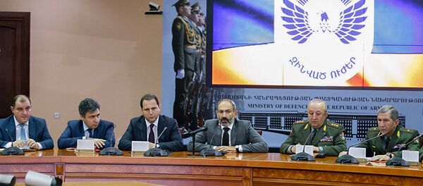 Премьер-министр Никол Пашинян педставил нового министра обороны во время встречи с высшим офицерским составом (12 мая 2018). Еревaн Премьер-министр Никол Пашинян педставил нового министра обороны во время встречи с высшим офицерским составом (12 мая 2018). Еревaн - Sputnik Արմենիա