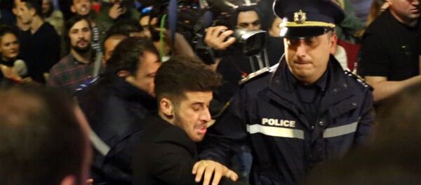 Сотни людей вышли на стихийную акцию протеста после спецоперации полиции в ночных клубах Тбилиси Сотни людей вышли на стихийную акцию протеста после спецоперации полиции в ночных клубах Тбилиси - Sputnik Армения