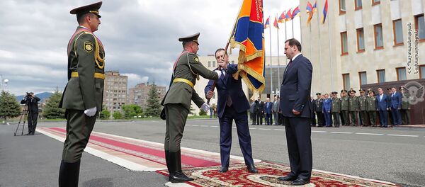 Бывший министр обороны Виген Саркисян передает штандарт Давиду Тонояну (12 мая 2018). Еревaн - Sputnik Армения