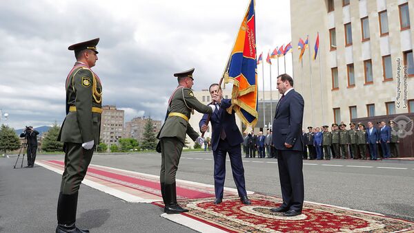 Бывший министр обороны Виген Саркисян передает штандарт Давиду Тонояну (12 мая 2018). Еревaн - Sputnik Армения