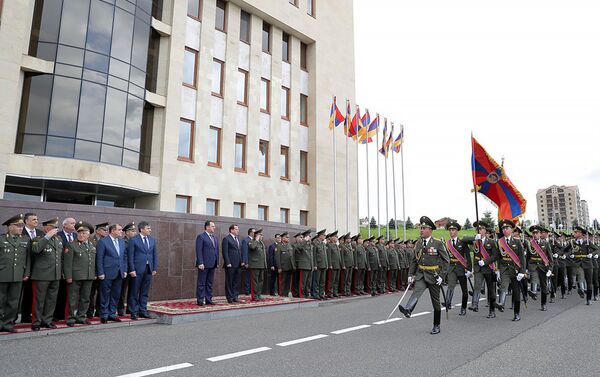 Бывший министр обороны Виген Саркисян передает штандарт Давиду Тонояну (12 мая 2018). Еревaн - Sputnik Армения