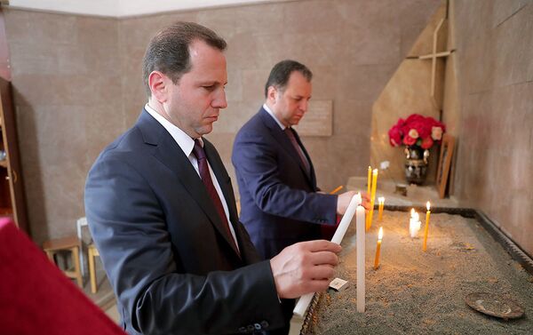 Бывший и действующий министры обороны Виген Саркисян и Давид Тоноян в пантеоне Ераблур (12 мая 2018). Еревaн - Sputnik Армения