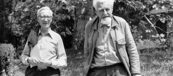 Лауреаты Нобелевской премии нидерландский этолог и орнитолог Николаас Тинберген (слева) и австрийский зоолог и зоопсихолог Конрад Лоренц Лауреаты Нобелевской премии нидерландский этолог и орнитолог Николаас Тинберген (слева) и австрийский зоолог и зоопсихолог Конрад Лоренц - Sputnik Արմենիա