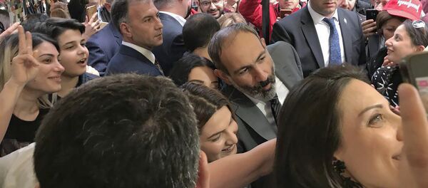 Премьер-министр Армении Никол Пашинян на винном фестивале (12 мая 2018). Еревaн Премьер-министр Армении Никол Пашинян на винном фестивале (12 мая 2018). Еревaн - Sputnik Արմենիա