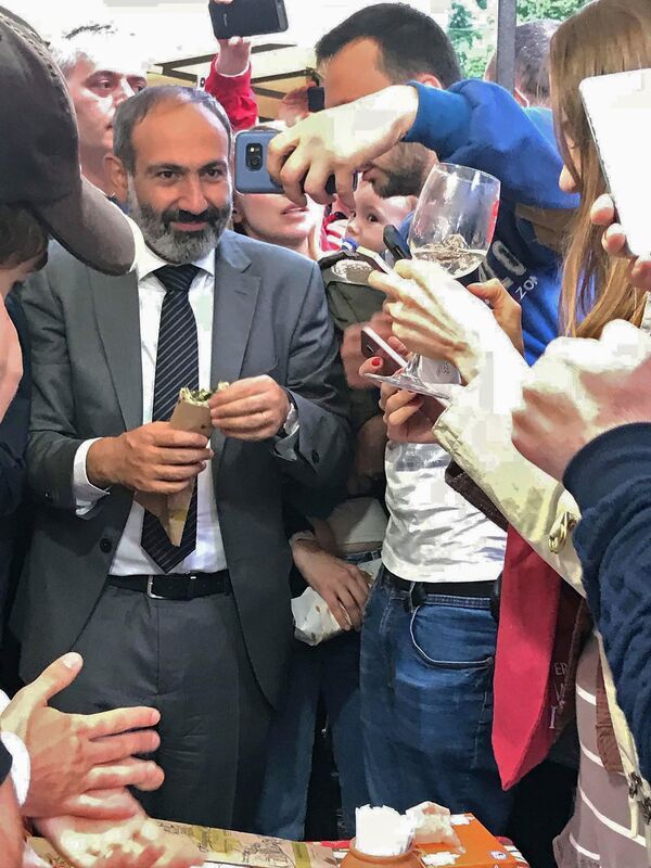 Премьер-министр Армении Никол Пашинян на винных днях (12 мая 2018). Еревaн Премьер-министр Армении Никол Пашинян на винных днях (12 мая 2018). Еревaн - Sputnik Արմենիա