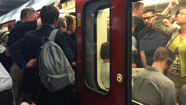 СПУТНИК_Лондонцы пытались втиснуться в вагоны перед закрытием метро из-за забастовки - Sputnik Армения