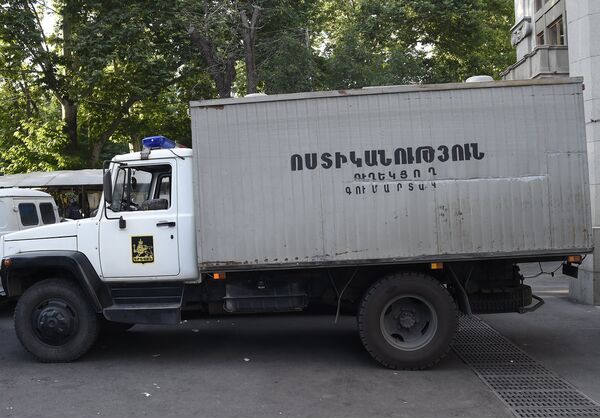 Полицейская машина стояла близко к площади Свободы - Sputnik Армения
