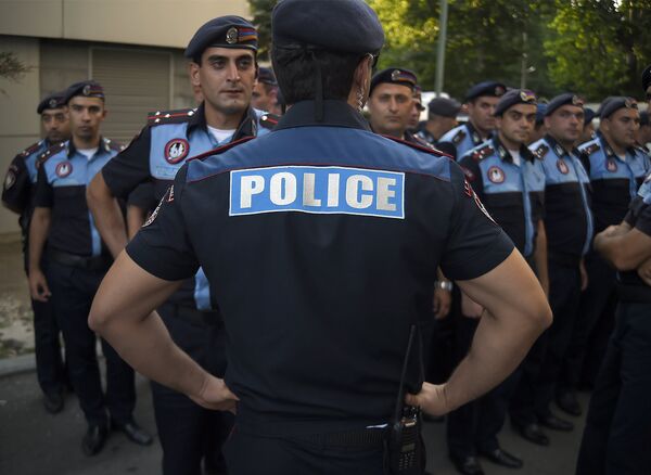 Полицейские контролировали ситуацию на площади Свободы - Sputnik Армения