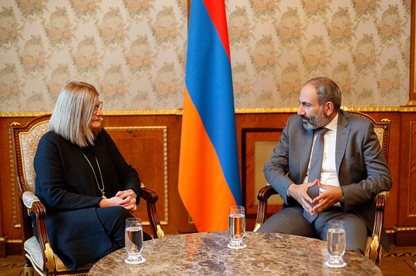 Премьер-министр Армении Никол Пашинян принял чрезвычайного и полномочного посла Великобритании и Северной Ирландии Джудит Фарнуорт (13 мая 2018). Еревaн Премьер-министр Армении Никол Пашинян принял чрезвычайного и полномочного посла Великобритании и Северной Ирландии Джудит Фарнуорт (13 мая 2018). Еревaн - Sputnik Армения