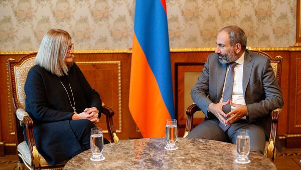Премьер-министр Армении Никол Пашинян принял чрезвычайного и полномочного посла Великобритании и Северной Ирландии Джудит Фарнуорт (13 мая 2018). Еревaн - Sputnik Արմենիա