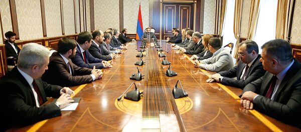 Совещание нового правительства Армении во главе с премьер-министром Николом Пашиняном (13 мая 2018). Еревaн Совещание нового правительства Армении во главе с премьер-министром Николом Пашиняном (13 мая 2018). Еревaн - Sputnik Армения