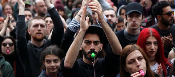 Протестующие на митинге после полицейских рейдов в нескольких местных ночных клубах возле здания парламента (12 мая 2018). Тбилиси, Грузия Протестующие на митинге после полицейских рейдов в нескольких местных ночных клубах возле здания парламента (12 мая 2018). Тбилиси, Грузия - Sputnik Армения