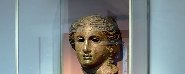 Голова и левая рука бронзовой статуи Анаит Голова и левая рука бронзовой статуи Анаит - Sputnik Արմենիա