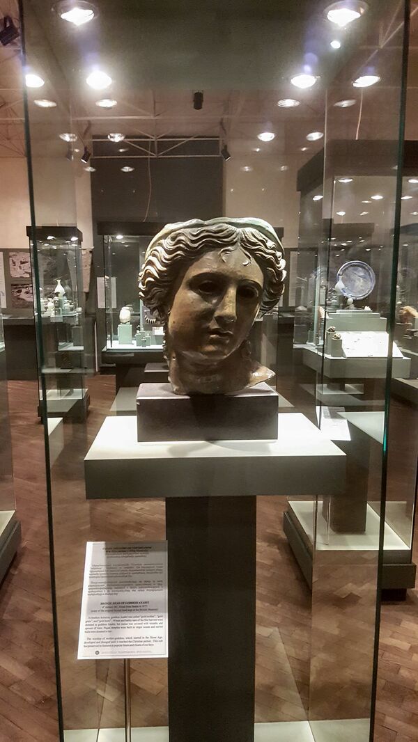 Копия головы бронзовой богини Анаит / Афродиты Копия головы бронзовой богини Анаит / Афродиты - Sputnik Армения