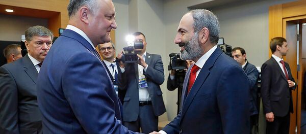 Встреча премьер-министра Армении Никола Пашиняна и Президента Молдавии Игоря Додона (14 мая 2018). Сочи - Sputnik Армения