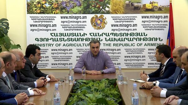 Бывший министр Сельского хозяйства Армении Игнатий Аракелян попрощался с сотрудниками министерства (14 мая 2018). Еревaн Бывший министр Сельского хозяйства Армении Игнатий Аракелян попрощался с сотрудниками министерства (14 мая 2018). Еревaн - Sputnik Արմենիա