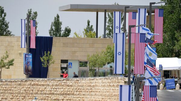 Флаги США и Израиля у нового посольства США в Иерусалиме. - Sputnik Армения
