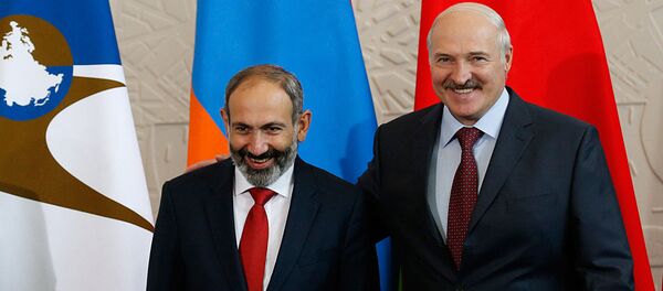 Премьер-министр Армении Никол Пашинян и Президент Беларуси Александр Лукашенко на саммите ЕАЭС (14 мая 2018). Сочи - Sputnik Армения