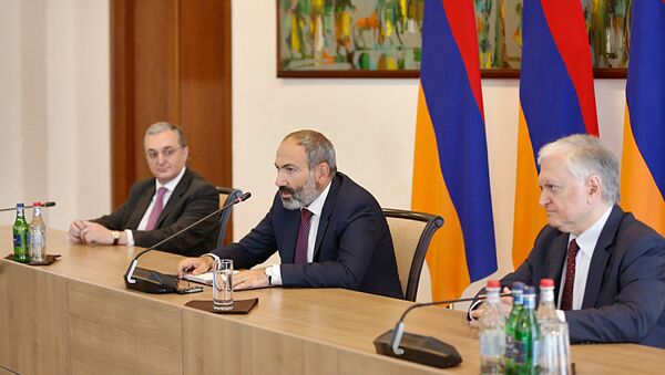 Премьер-министр Никол Пашинян педставил нового министра иностранных дел сотрудникам министерства (15 мая 2018). Еревaн - Sputnik Армения