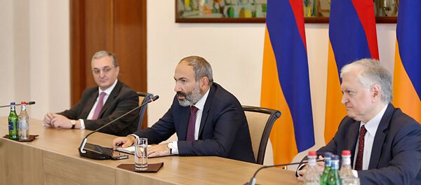 Премьер-министр Никол Пашинян педставил нового министра иностранных дел сотрудникам министерства (15 мая 2018). Еревaн - Sputnik Армения