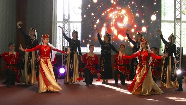 Армянский танцевальный ансамбль исполнил шалахо на гастрономическом фестивале в Туле - Sputnik Армения