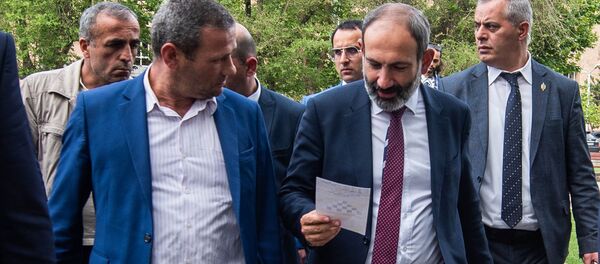 Премьер-министр Армении Никол Пашинян на пути от Дома правительства в министерство Экономики (15 мая 2018). Еревaн Премьер-министр Армении Никол Пашинян на пути от Дома правительства в министерство Экономики (15 мая 2018). Еревaн - Sputnik Армения