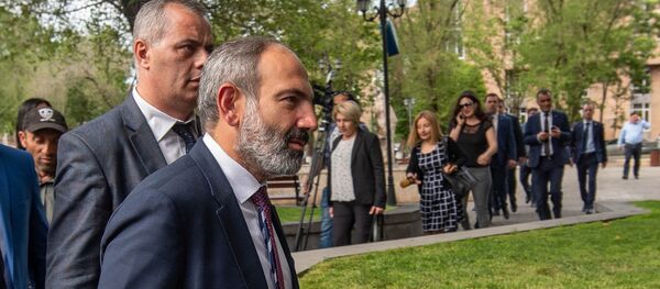 Премьер-министр Армении Никол Пашинян на пути от Дома правительства в министерство Экономики (15 мая 2018). Еревaн - Sputnik Армения