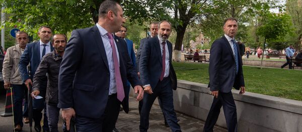 Премьер-министр Армении Никол Пашинян на пути от Дома правительства в министерство Экономики (15 мая 2018). Еревaн Премьер-министр Армении Никол Пашинян на пути от Дома правительства в министерство Экономики (15 мая 2018). Еревaн - Sputnik Армения