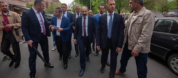 Премьер-министр Армении Никол Пашинян на пути от Дома правительства в министерство Экономики (15 мая 2018). Еревaн - Sputnik Армения