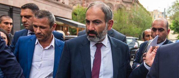 Премьер-министр Армении Никол Пашинян на пути от Дома правительства в министерство Экономики (15 мая 2018). Еревaн - Sputnik Армения