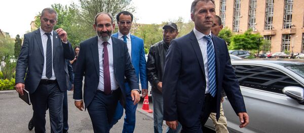 Премьер-министр Армении Никол Пашинян на пути от Дома правительства в министерство Экономики (15 мая 2018). Еревaн - Sputnik Армения