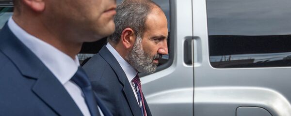Премьер-министр Армении Никол Пашинян на пути от Дома правительства в министерство Экономики (15 мая 2018). Еревaн Премьер-министр Армении Никол Пашинян на пути от Дома правительства в министерство Экономики (15 мая 2018). Еревaн - Sputnik Արմենիա