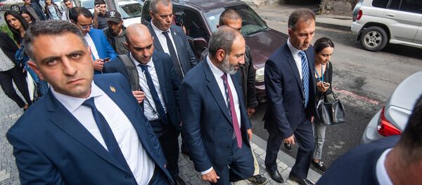 Премьер-министр Армении Никол Пашинян на пути от Дома правительства в министерство Экономики (15 мая 2018). Еревaн - Sputnik Армения
