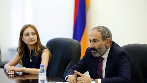 Премьер-министр Никол Пашинян представил нового министра культуры сотрудникам министерства (15 мая 2018). Еревaн - Sputnik Армения