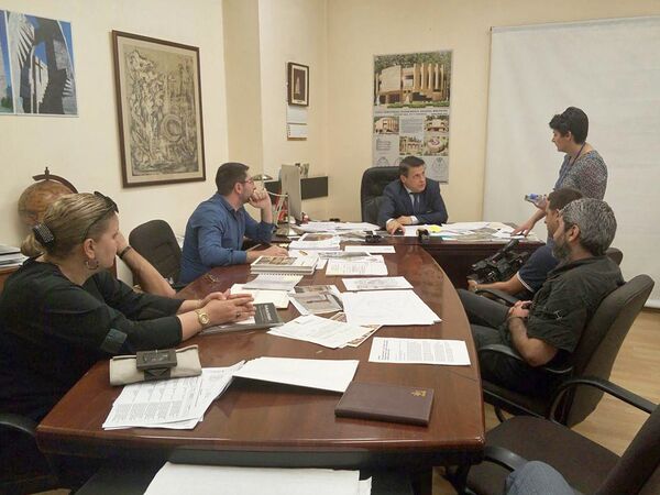 Протестующие в кабинете главного архитектора Тиграна Барсегяна (16 мая 2018). Еревaн - Sputnik Армения