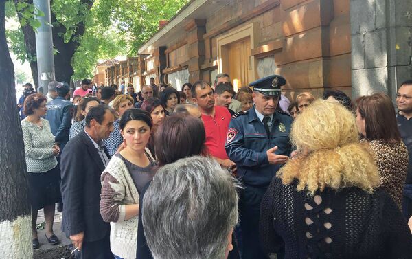 Митингующие у резиденции главы правительства Армении (16 мая 2018). Еревaн - Sputnik Армения