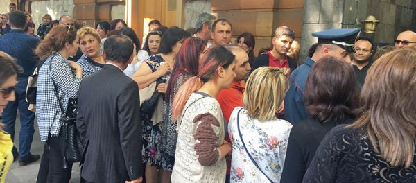 Митингующие у резиденции главы правительства Армении (16 мая 2018). Еревaн Митингующие у резиденции главы правительства Армении (16 мая 2018). Еревaн - Sputnik Արմենիա