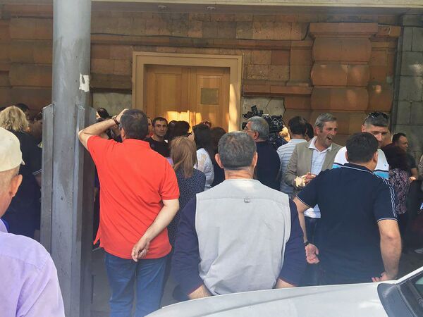 Митингующие у резиденции главы правительства Армении (16 мая 2018). Еревaн - Sputnik Արմենիա