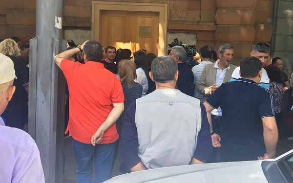 Митингующие у резиденции главы правительства Армении (16 мая 2018). Еревaн Митингующие у резиденции главы правительства Армении (16 мая 2018). Еревaн - Sputnik Армения