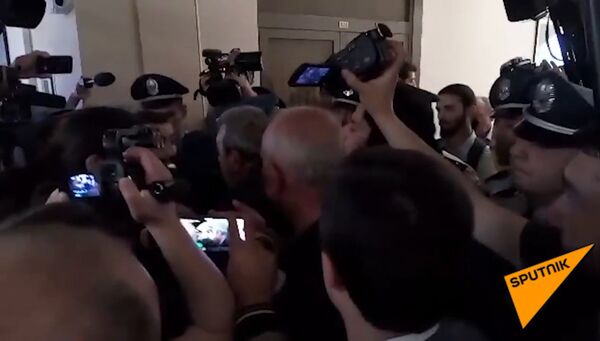 Активисты ворвались в мэрию Еревана и требуют отставки градоначальника Тарона Маркаряна - Sputnik Армения