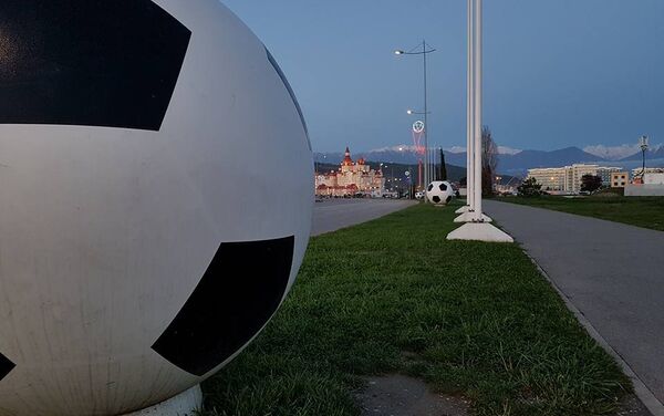 На улицах города и вдоль проезжей части установлена футбольная атрибутика - Sputnik Армения