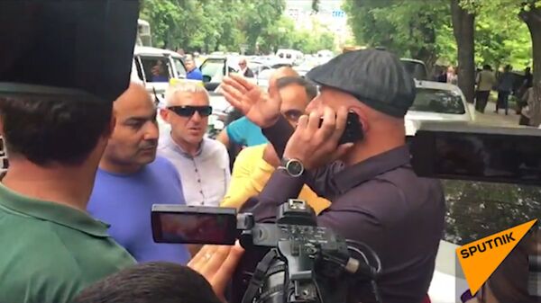 Активисты таксисты перекрыли улицу Баграмян - Sputnik Армения