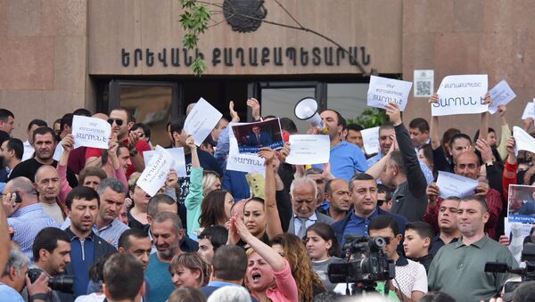 Активисты перед зданием мэрии столицы (16 мая 2018). Ереван - Sputnik Արմենիա