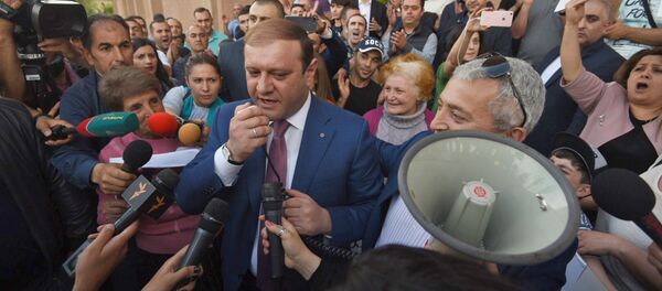 Mэр Еревана Тарон Маргарян пообщался с журналистами перед зданием городской администрации (16 мая 2018). Ереван Mэр Еревана Тарон Маргарян пообщался с журналистами перед зданием городской администрации (16 мая 2018). Ереван - Sputnik Արմենիա